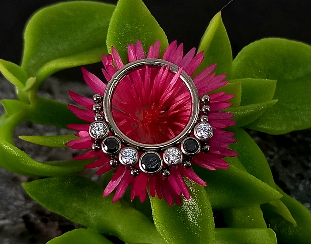 Argolla clicker 7 racimos piedra negra y clear