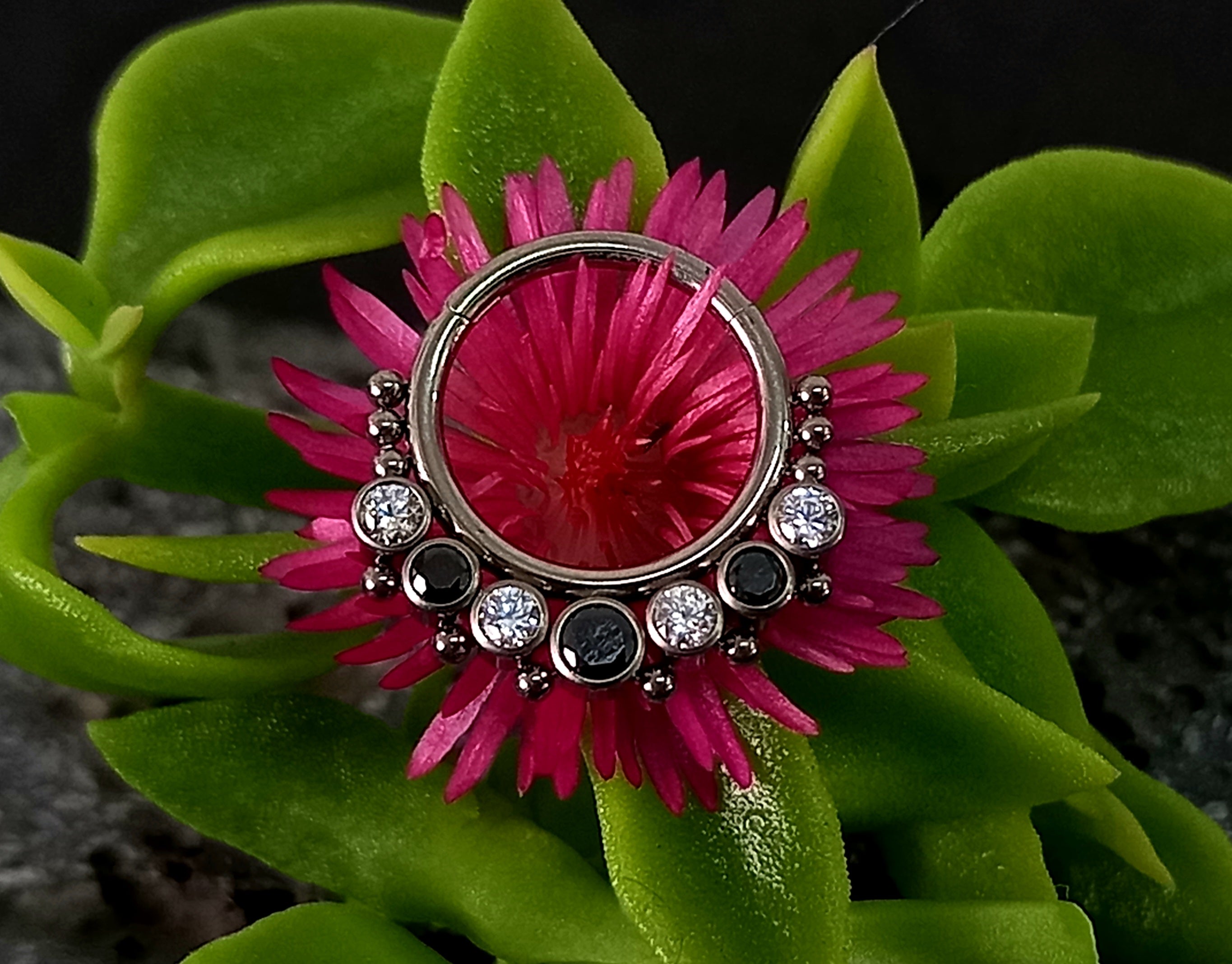 Argolla clicker 7 racimos piedra negra y clear