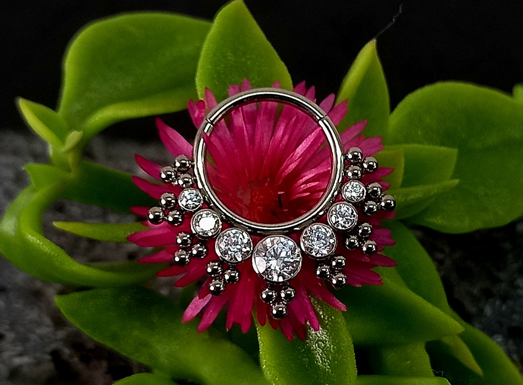 Argolla clicker racimo con 7 brillos en cascada