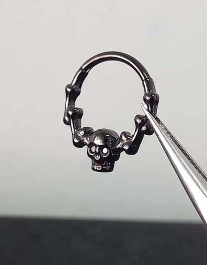Titanio grado implante. Clicker calavera  y hueso  PVD negro