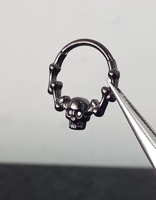 Titanio grado implante. Clicker calavera  y hueso  PVD negro