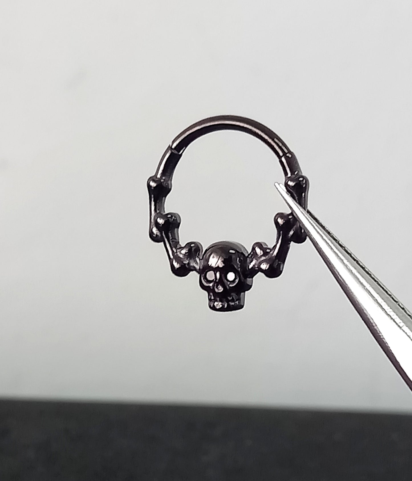 Titanio grado implante. Clicker calavera  y hueso  PVD negro