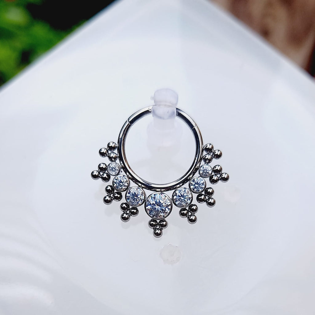 Argolla clicker racimo con 7 brillos en cascada