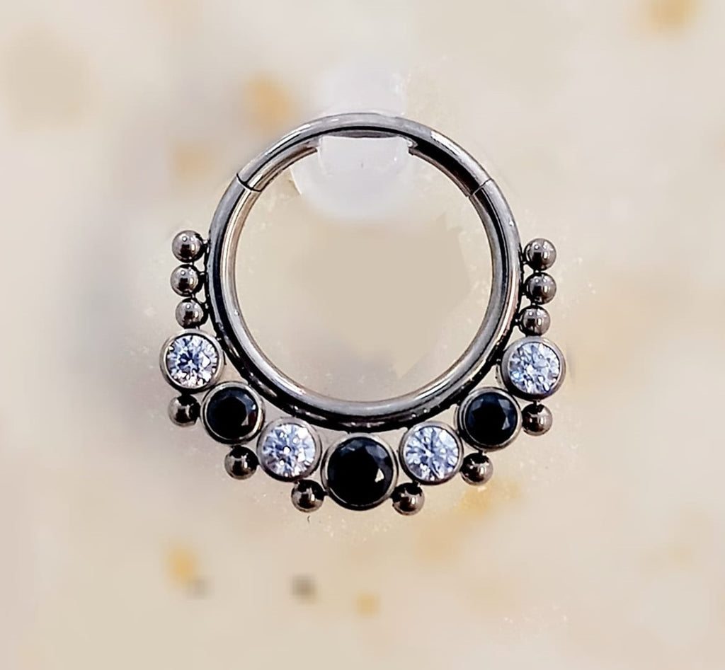 Argolla clicker 7 racimos piedra negra y clear