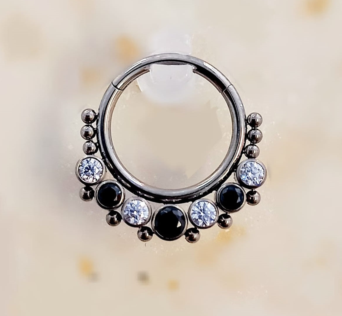 Argolla clicker 7 racimos piedra negra y clear