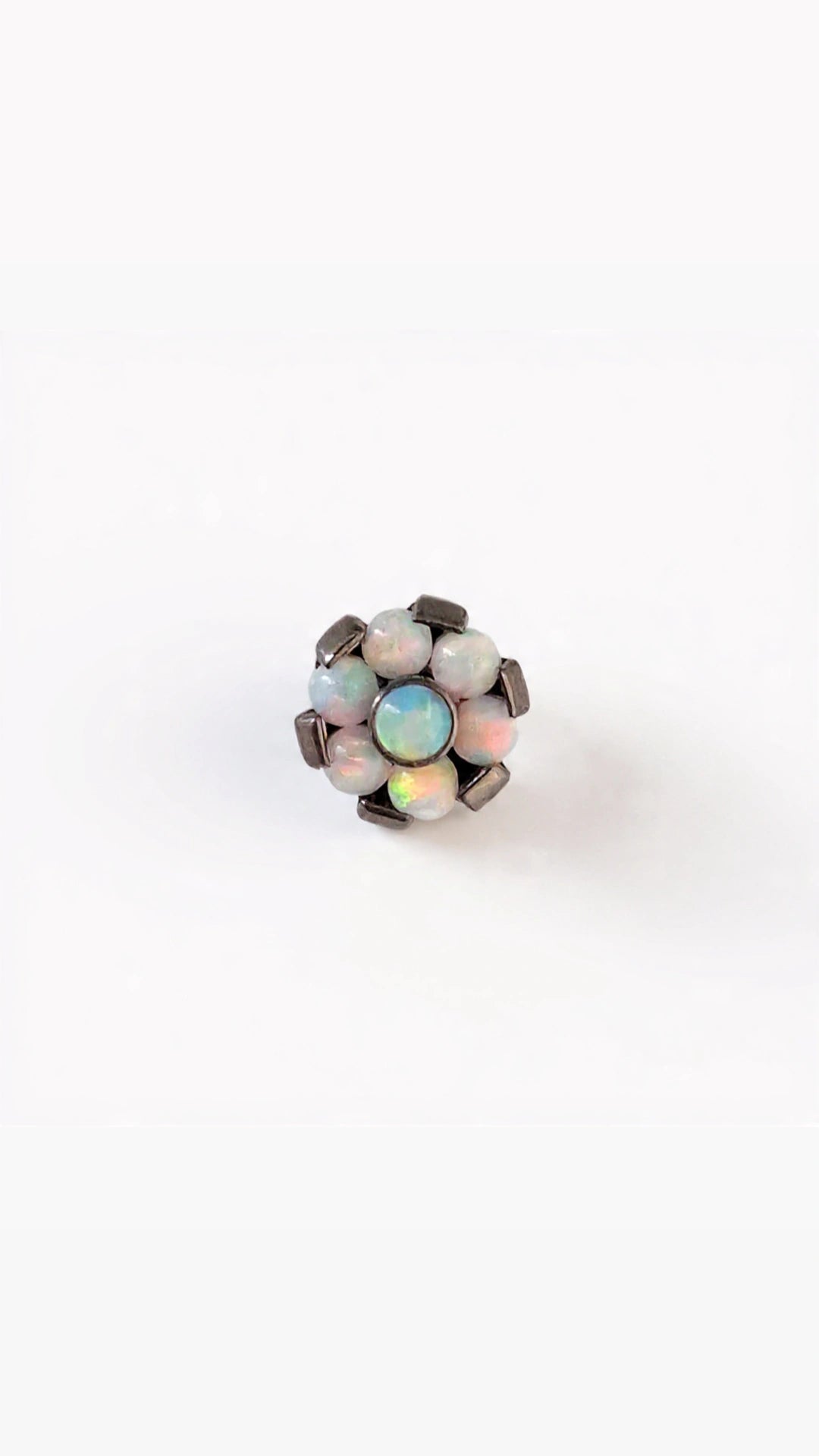 Flor ópalo blanco  5 mm - titanio grado implante ASTM F-136