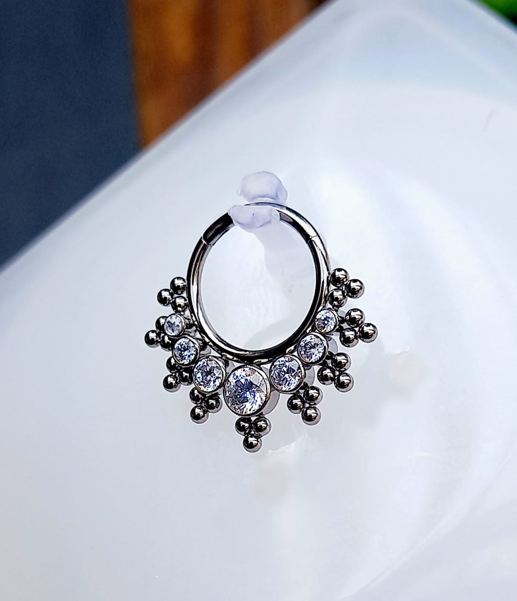 Argolla clicker racimo con 7 brillos en cascada