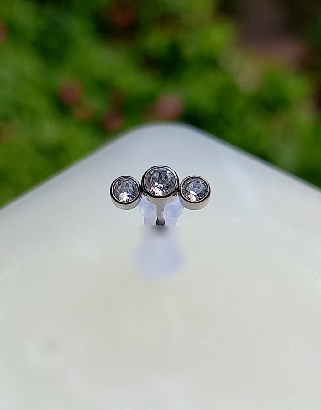 Media luna triple cristal Swarovski clear - titanio grado implante ASTM F-136