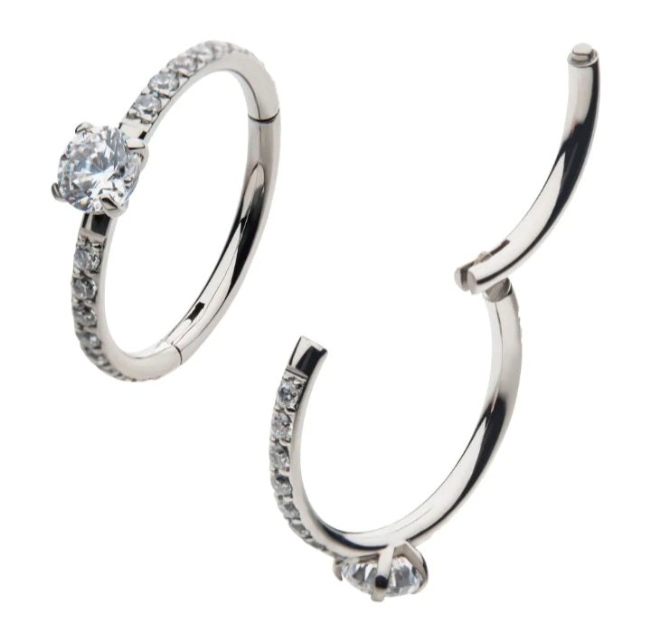 Argolla clicker con brillo prong set central y laterales clear