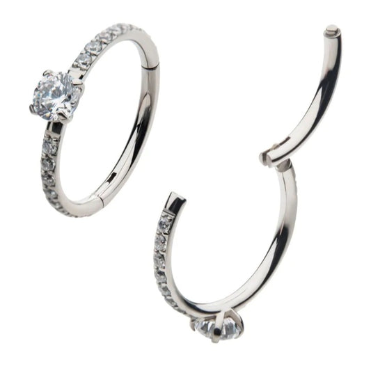 Titanio grado implante. Argolla con brillo prong set central y laterales clear